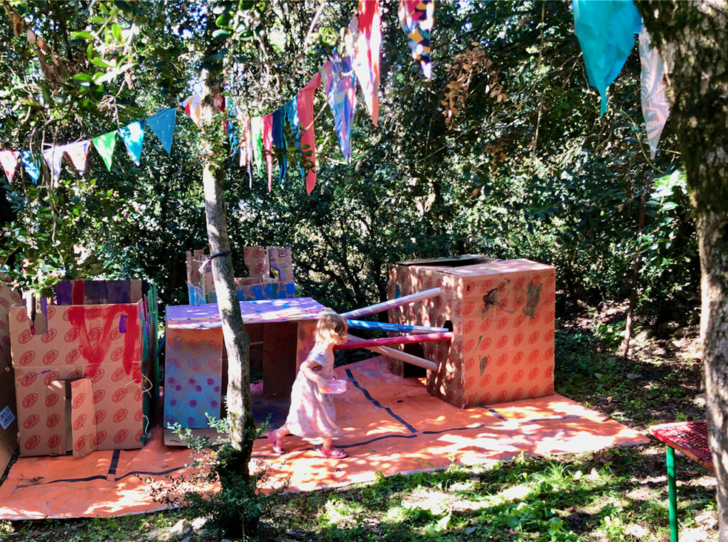 animation enfant village en carton